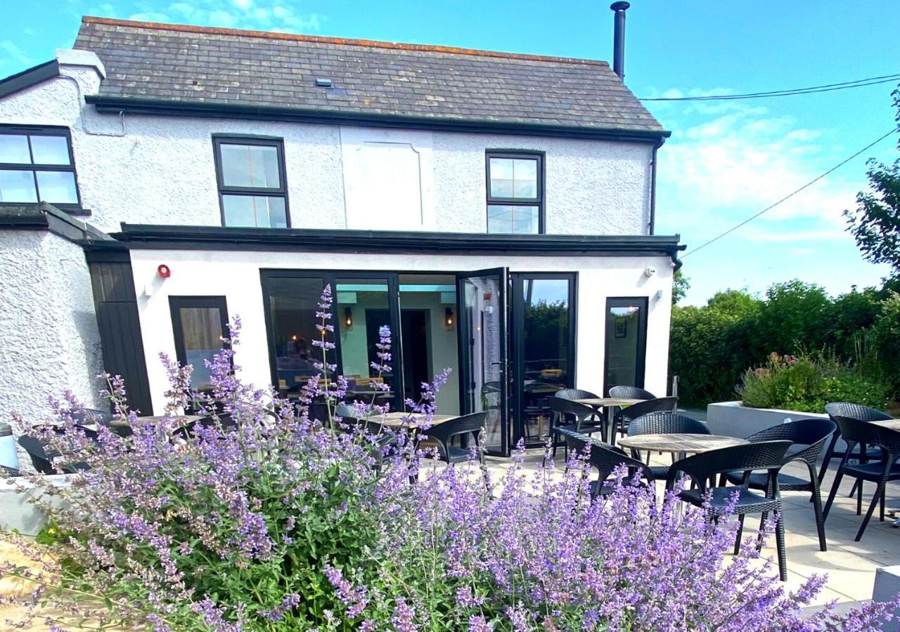 The Roost On Rock Road Hotell Barry Exteriör bild