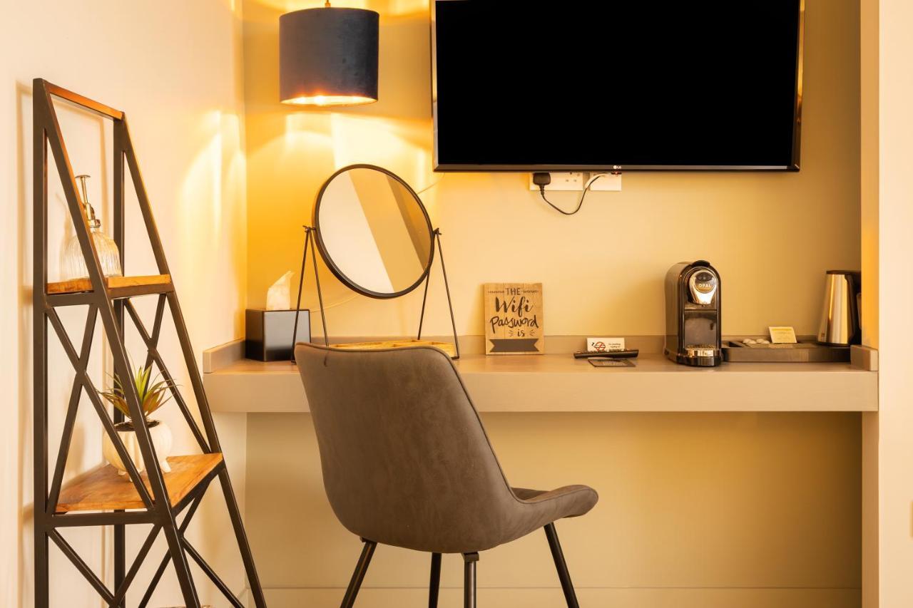 The Roost On Rock Road Hotell Barry Exteriör bild